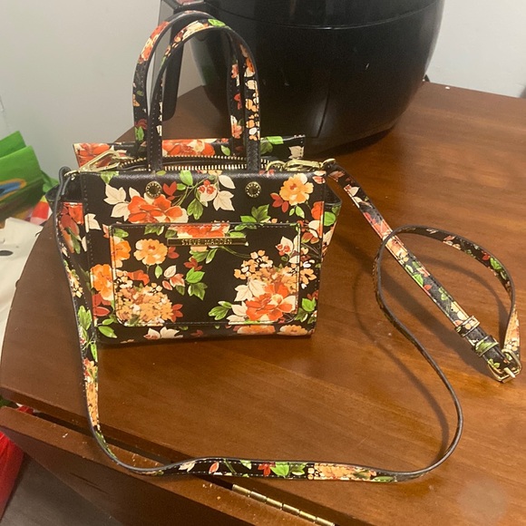 Steve Madden Handbags - Steve Madden small black and floral crossbody
